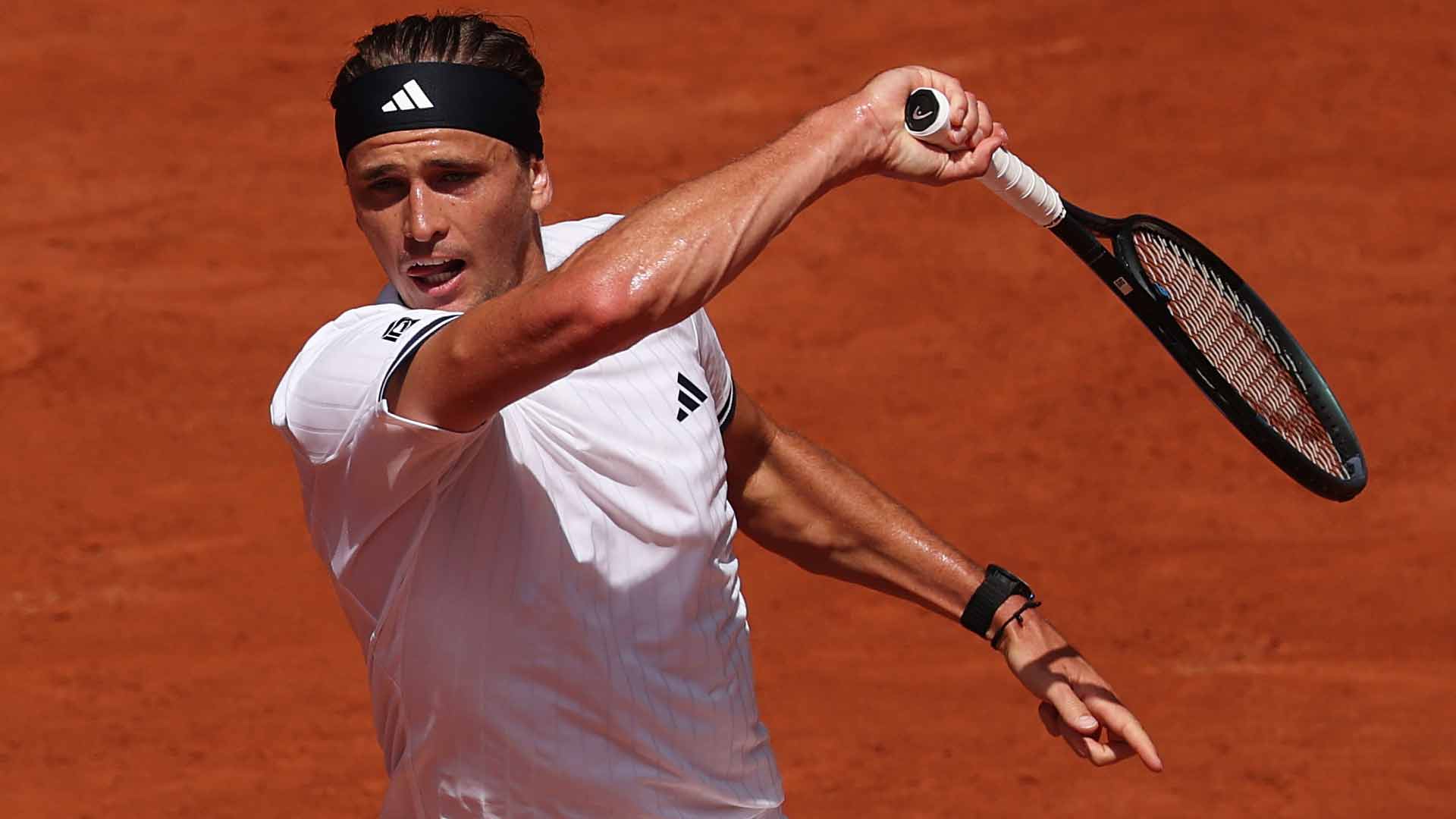 Alexander Zverev defeats Benjamin Bonzi in straight sets Sunday at Roland Garros to reach the second round.